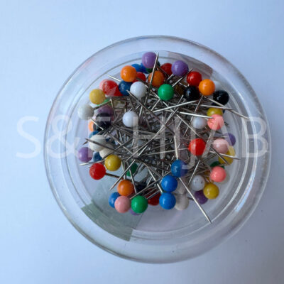 علبة دبابيس ملونة