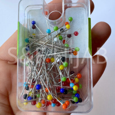 علبة دبابيس ملونة