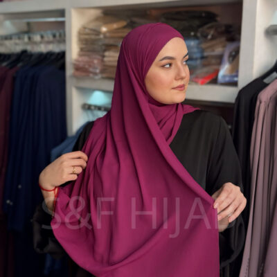 شال باللون الوردي الغامق