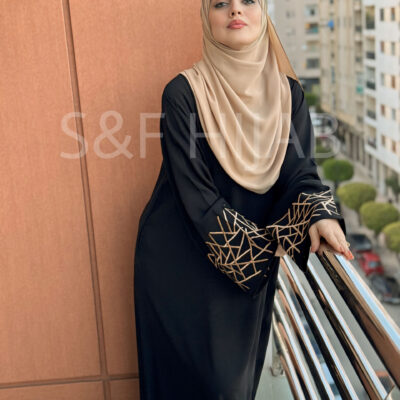 عباءة سوداء مطرزة