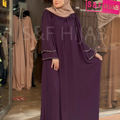 فستان طويل باللون البنفسجي الغامق