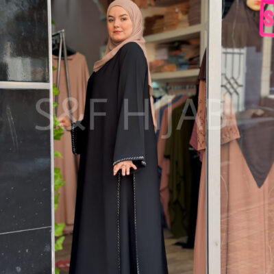 عباءة سوداء مكونة من قطعتين