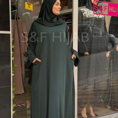 عباءة باللون الأخضر الغامق