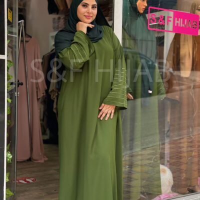 عباءة خضراء مزينة على اليدين بخطوط مطرزة