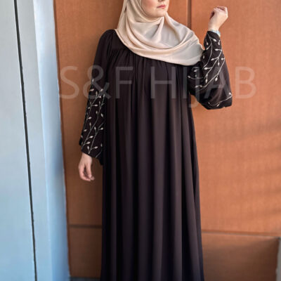 فستان طويل باللون البني الغامق مطرز في اليدين