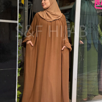 فستان طويل باللون البني يتوفر عل جيوب جانبية