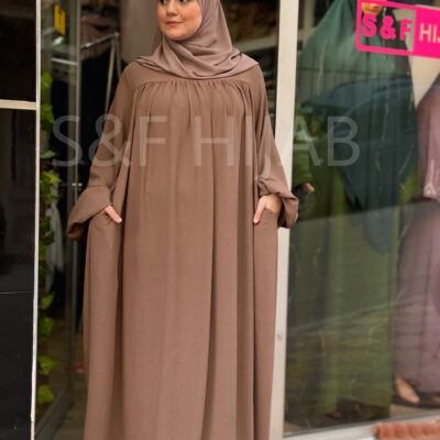 فستان طويل باللون الترابي