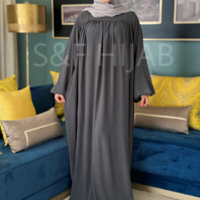 فستان طويل باللون رمادي غامق يتوفر عل جيوب جانبية