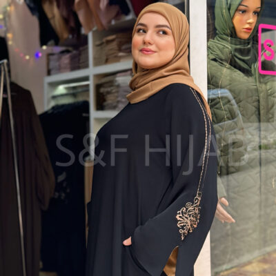 عباية باللون الاسود مطرزة على اليدين باللون الكراميل الغامق