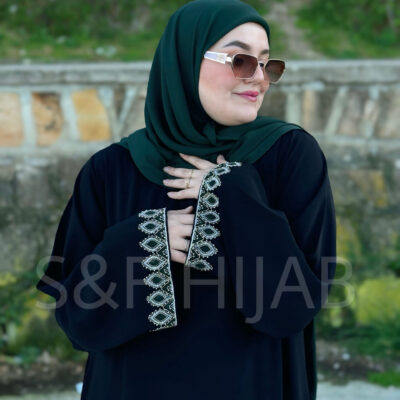 عباية سوداء تتوفر على جيوب جانبية