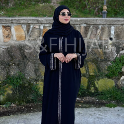 عباءة سوداء تتوفر على جيوب جانبية