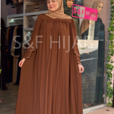 فستان زمردة باللون الكراميل الغامق