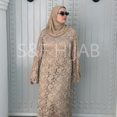 فستان الدونتيل باللون البيج