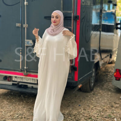 عباءة باللون الأبيض
