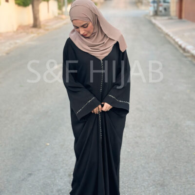 عباية سوداء بأحجار ذهبية