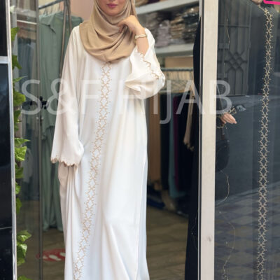 عباءة مطرزة باللون الابيض