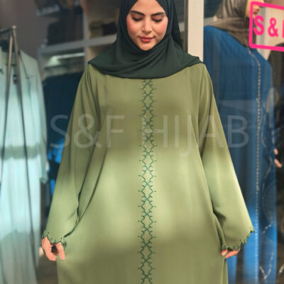 عباءة خضراء مطرزة