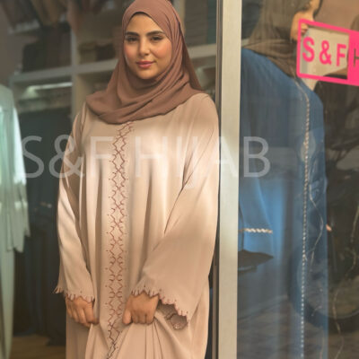 عباءة بيج مطرزة