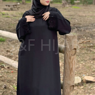 عباءة مطرزة على اليدين بورود مرصعة