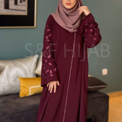 عباءة باللون الأحمر الغامق