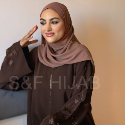 عباءة باللون البني الغامق