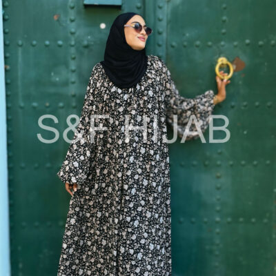 فستان باللون الأسود مزين بالورود فضفاض